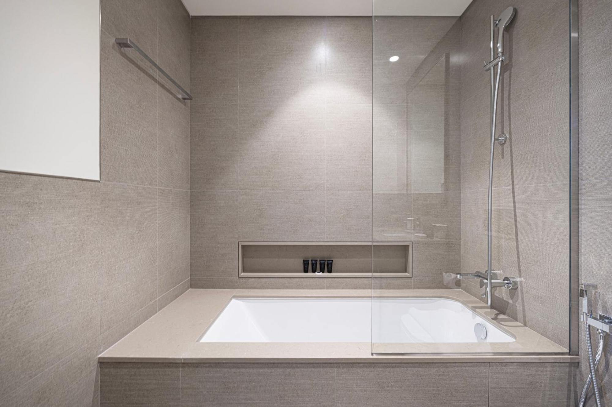 Grande 1 Bedroom With Amazing Pool, Gym And Location Dubai